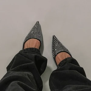 Glittriga ballerinaskor - Sparkling ballerinaskor från NA-KD.  Helt oanvända, levereras i originalförpackning. Nypris 699kr ✨