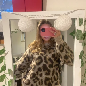 Stickad leopard tröja  - Stickad tröja med leopard mönster, ganska tjock och varm☀️🫰🏼
