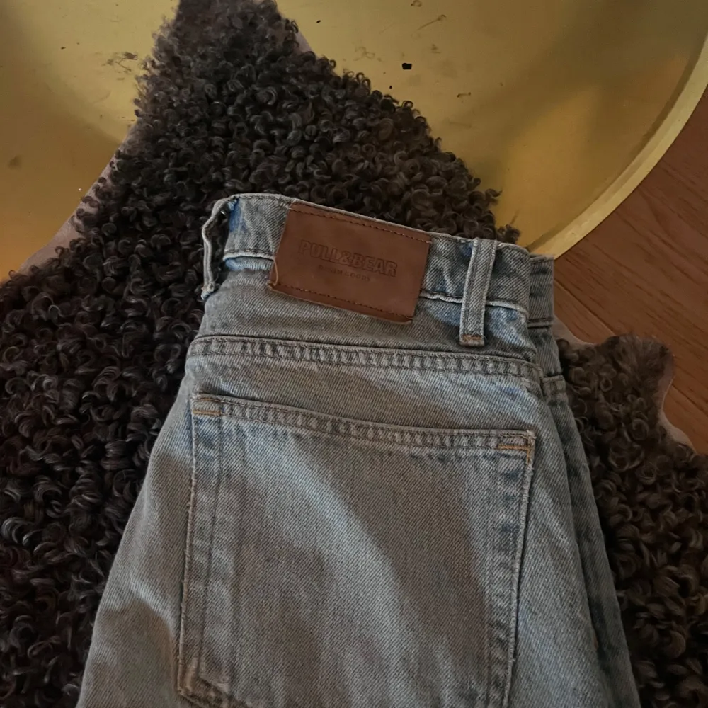 Pull&bear Jeans i storleken EUR 36 i modellen Wide leg. Tveka inte att höra av dig . Jeans & Byxor.