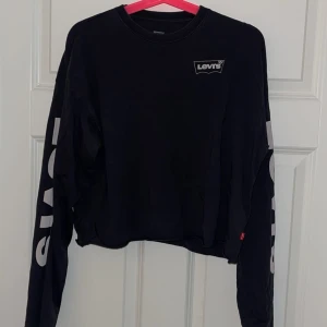 Levi’s grå cropped tröja  - Fin cropped grå levi’s tröja. Storlek S men passar även M och L då storleken är stor