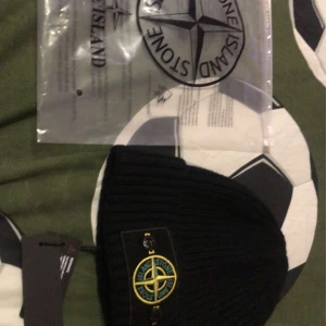 Stone island - Helt ny stone island mössa bra skick 10/10 säljer för endast 500kr priset kan diskuteras 