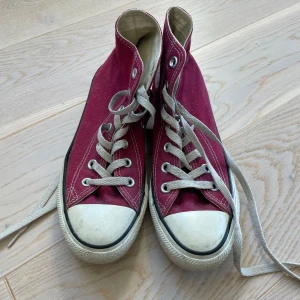 Converse Vinröda - Jag säljer dessa snygga Converse All Star i super fin vinröd färg. De är i storlek 37!💞
