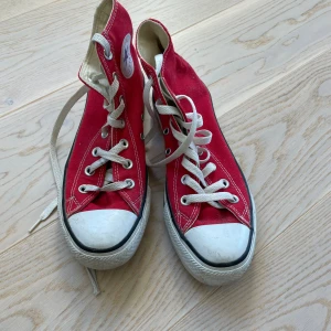 Converse Röda - Jag säljer dessa snygga Converse All Star i super fin röd färg. De är i storlek 37💞
