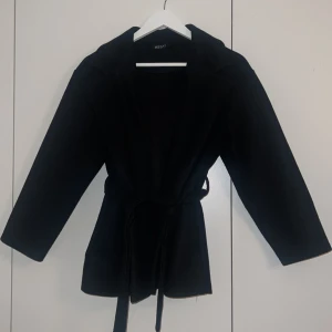 Kappa  - Säljer denna jätte fina lappen från missäy passar perfekt nu till hösten, andvänd ksk 5 gånger så den är i bra skick. 