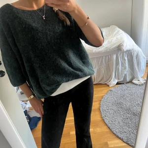 Stickad grön t shirt - Säljer denna gröna höstigs törja från märket soaked. Står ingen strl men jag är ca 1.69 o brukar ha S.🥰