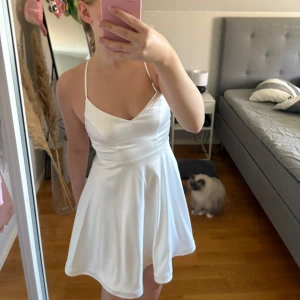 Studentklänning silke - Säljer min studentklänning, hade den bara på kvällen✨Silkes klänning från bubbleroom med en super fin spets rygg, ingen bh under behövs då det finns inlägg vid bysten✨Nypris 899(slut på hemsidan)✨str 34 men har vanligtvis 36(funkar för de med 34 med)