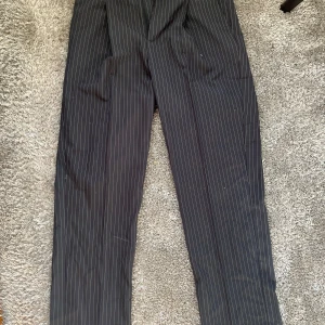 Byxor - Säljer ett par jättefina kostymbyxor från jack&jones i storlek 38