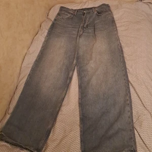 Weekday jeans - Helt oanvända weekday baggy jeans med prislapp kvar!