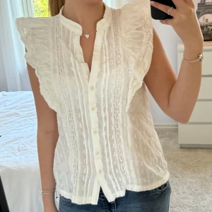 Vit blus - Vit blus från zara, aldrig använd! 💗💗