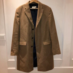 Stilren ullrock - Stilren rock som är mycket sparsamt använd, endast använd vid ca 5 tillfällen.  Pressade slag samt insydda sidor för bästa passform. Inger ett exklusivt intryck då ytterdelen består av 60% ull.   Inköpt för 2200kr  Säljes pga för liten. 