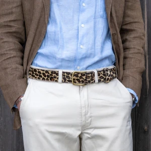 Leopard mönstrat läder bälte - Detta är ett leopard mönstrat bälte som är handgjord i äkta läder. 40mm tjocklek och längden är 36 inch. Nypris är 1200. Den är köpt på hemsidan peachy belts uk. 