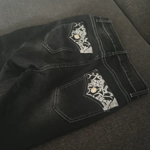 Jeans - Gråsvarta jeans med detaljer bak.