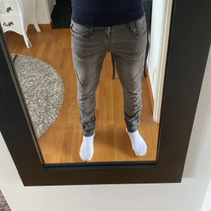 Replay jeans - Snygga Replay byxor i strl 29/32 Inga defekter eller tecken på användning, bara höra av er om funderingar🤝