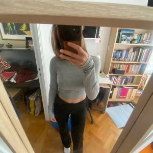 Basic grå långärmad  - Basplagg i storlek small från monki💗