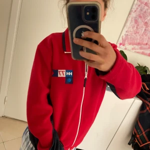 Helly Hansen fleecejacka - Ascool tunn fleece jacka från Helly Hansen. Barn storlek men passar xs och S. Perfekt för höst o vinter