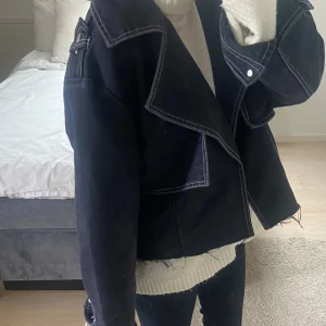 Jeansjacka - Marinblå jeansjacka, trenchcoat inspirerad🧵🧵