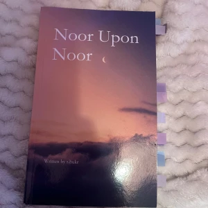 Noor upon Noor bok - Känd bok med Islamiska och spirituella citat från s.hukr. Klistermärken kommer såklart tas bort när jag skickar. Innuti boken är det helt rent och okladdad.