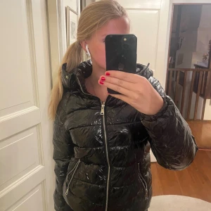 Puffjacka - Skit snygg puffjacka till vintern från Nelly!! Nyskick och jätte bra kvalite . Normal i passformen 💋