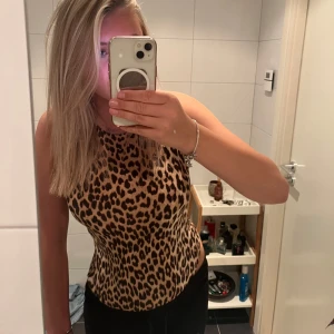 Leopardbody🐆 - Supersnygg body med leopardmönster!! Säljer pga att den inte kommer till användning, använt 1-2 gånger🥰