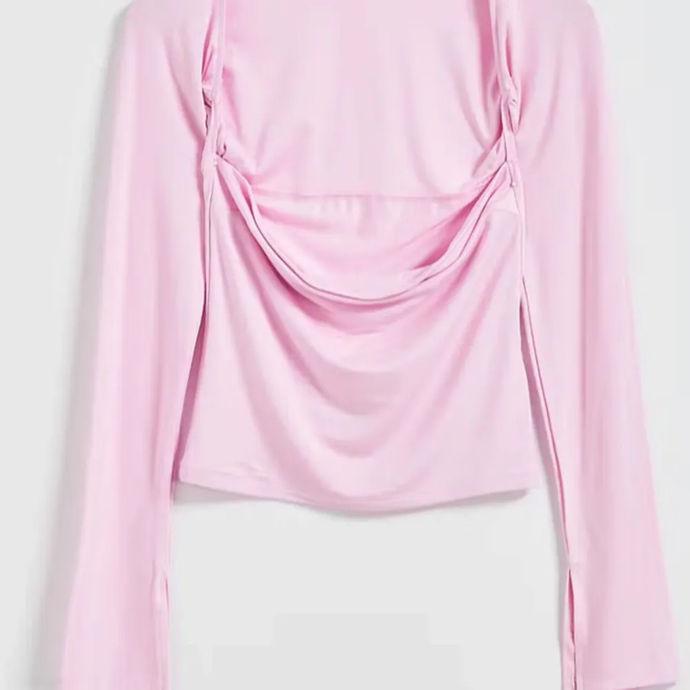 Jättefin topp från gina tricot i soft touch tyget, nyköpt och helt oanvänd, jättefin rosa färg på och väldigt bra material. Anledning till försäljning är för att den inte passa, storlek S. Originalpriset var 259kr. Toppar.