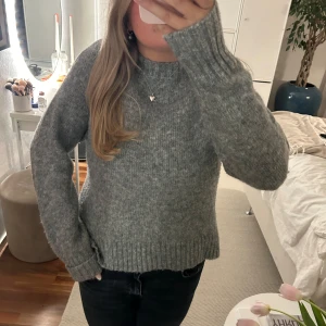 Stickad tröja - Jättefin lite tjockare stickad tröja från Hm! Storlek xs men skulle säga passar xs-m.  En liten slut på sidan som man ser på  bild 3. Använd typ 3 gånger!