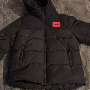  Hugo boss  jacka  - Som gått som ny har använts 2 gånger skicket bra inga skador på materialet 