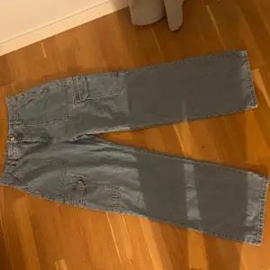 Säljer dessa cargo jeans från zara  Strl 44 mer som stor M  Aldrig använda  200kr eller bud