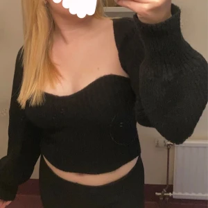 Bolero och tubtopp - Säljer då den inte kommer till användning. Inga skador förutom de som visas på sista bilden men inget som syns när man använder den. Tubtoppen är väldigt trechig. Skriv vid frågor❤️