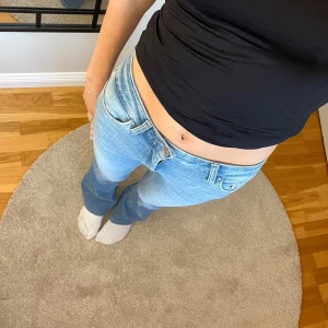 Lågmidjade jeans - Hej! Säljer dessa lågmidjade jeans i en ljus färg. Passar mig som vanligtvis har xxs-xs och är 165 cm. 