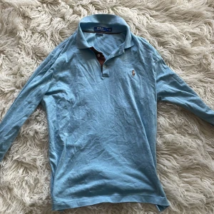 Ralph Lauren tröja  - Säljer en fet ljusblå Ralph Lauren tröja i storlek M. Den är som gott som ny i skick och har inga skador, skick 9/10.