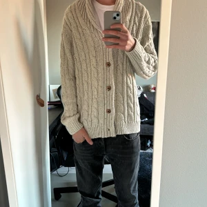 Stickad cardigan - Hej ku säljer ja min stickade cardigan, använd fåtal gånger. Inga defekter elr liknande. Nypris 899 mitt 249. 