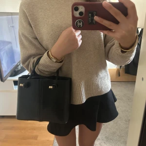 Svart zara väska  - Säljer min svarta zara väska med ett justerbart axelband, då den inte kommer till användning längre. Den är i bra skick då den har bara används några gånger 