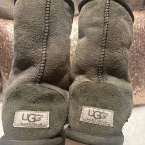 W classic short ll  uggs  - Fint skick endast använda inne  en liten defekt fram på  tån men inget man tänker på annars i ny skick