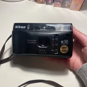 Film Kamera - Säljer en film kamera! Model: Nikon W35 Quartz Date. Fungerande men medkommer ej film eller sladd💕 Medkommer dock fodral. Skriv för fler bilder eller vid frågor! Är öppen för prisförslag. Säljer även två andra kameror🫶