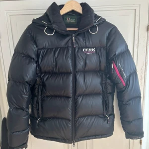 Peak performance vinterjacka  - Jackan är i bra skick! 