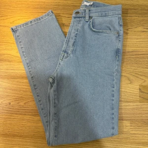 Jeans NAKD - Ett par jeans från NAKD i stl 36 som aldrig kom till användning säljs för 150 kr. 