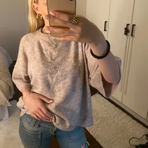 Stickad trekvarts tröja💞 - Så mysig stickad från lager 157, andvänd fåtal gången. Säljer då den tar plats i garderoben💞