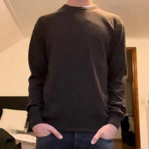 Kashmir tröja - Säljer en brun kashmir tröja från Gamiccissima. Den är köpt i Italien för 180€ men har inte använts särskillt mycket. Inga skador på den.