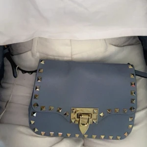 Valentino väska - Säljer världens finaste valentino väska i blå färg som inte säljs längre. Super fin till vår och sommar men funkar såklart året runt🥰