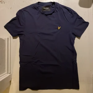 Lyle Scott t-shirt - Jag säljer denna mörkblåa Lyle Scott t-shirt för att den inte passar längre. Den är i storlek S. Skick 9/10, använd några gånger. Kontakta vid funderingar.