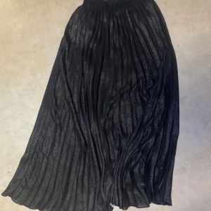 Glittrig kjol - Svart glittrig kjol från H&M!