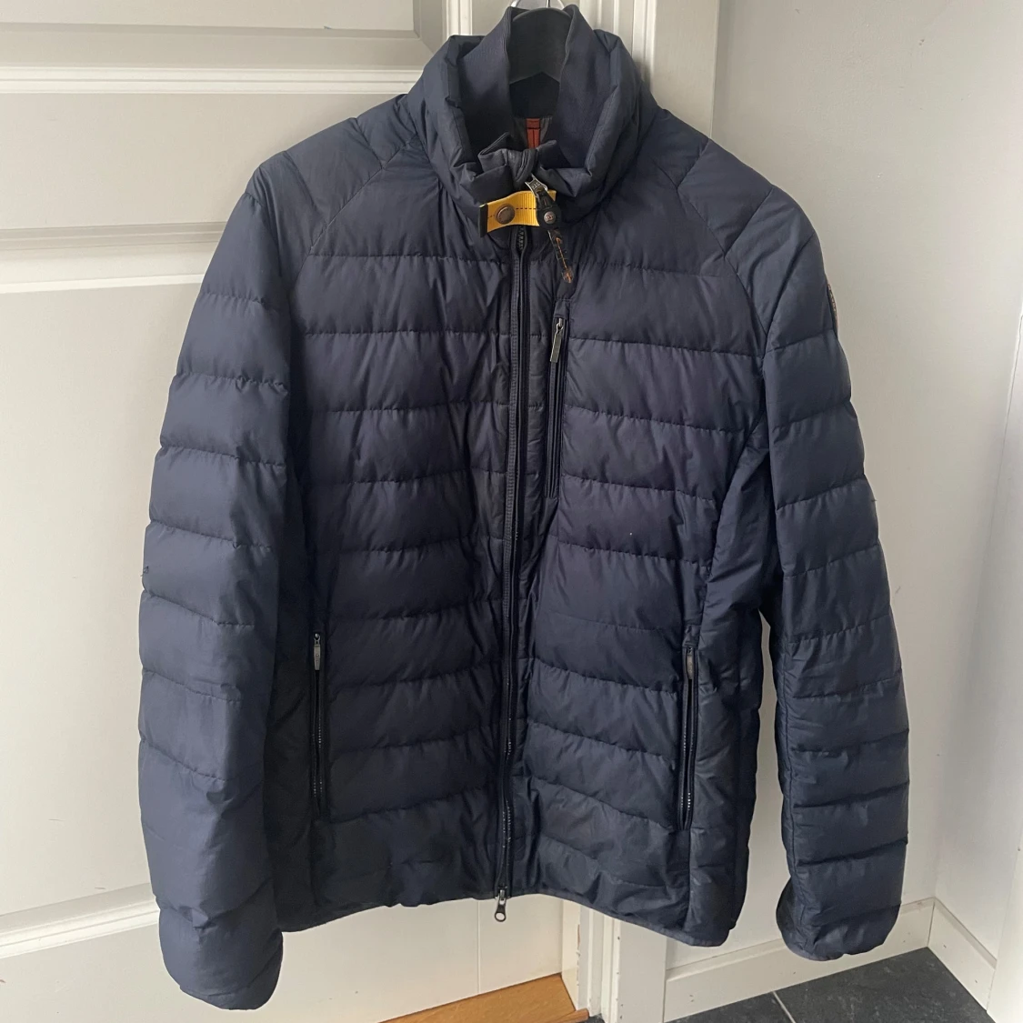 Mörkblå lättviktsjacka från Parajumpers