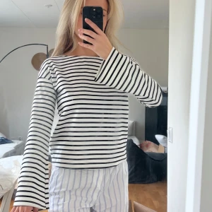 Ny NA-KD topp - Utsvängda armar Nyskick 