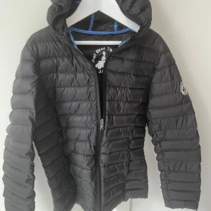 Jot jacka - Säljer min jot jacka då jag tyvärr växt ur den💕 Orginalpris är 1600 men säljer för 800kr, pris kan diskuteras. Skriv för flera bilder! Den är i storlek 12 men passar xxs. 