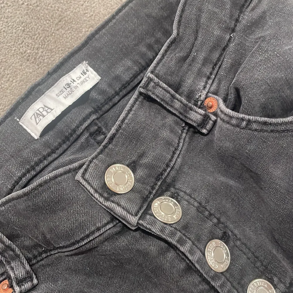 sjukt snyggaoch ganska unika jeans från Zara, köpta 2022, ser gråare ut än va de är, säljer för de blivit för korta för mig, har fått ”ränder” högt uppe och därav lite billigare pris strl 164 men små i storlek skulle säga de passar xxs under 160. Jeans & Byxor.