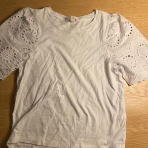 Vit topp - Söt topp från hm. Bra skick, spets på axlarna. 