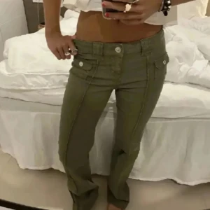 Gröna cargo jeans hm  - Så snygga low waist jeans från hm i camouflagegrönt🙈🙈🙈🙈 perfekt skick! Stretchiga så passar 36 också. Midja: 39 cm tvärs över (stretch så skulle säga 39-42) Innerbenslängd: 78 cm (jag är 165)
