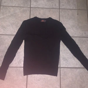 Svart stickad Morris tröja - Fint skick, rengörs innan den skickas iväg, nypris är jag osäker på men säljer denna tröjan för 500kr