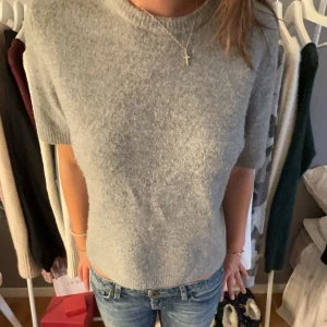 populär zara tröja - säljer denna eftertraktade stickade t shirten från zara, den är i storlek xl för att få en oversized look. as snygg o passar till allt! skriv för fler frågor💓