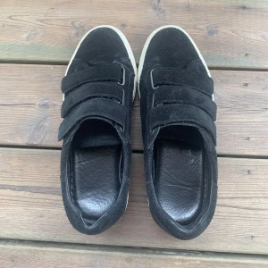 Svarta mocka skor - Svarta mocka skor i storlek 38, 38 1/2. Mycket bra skick men mockan kan behöva piffas upp lite!  Säljer för att de är lite breda. Köpta secondhand och använt dem en gång. Frakt ingår inte i priset. Fråga gärna om ni har några funderingar! :) 